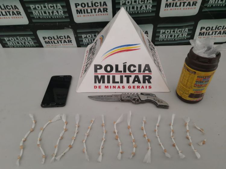 Dupla é detida pela Polícia Militar suspeita de envolvimento com o tráfico de drogas no bairro São Paulo