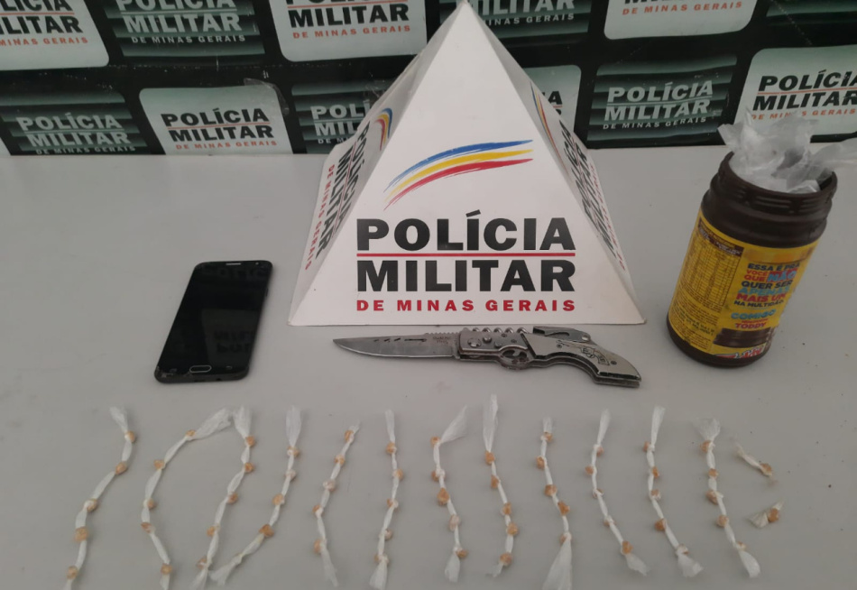 Dupla é detida pela Polícia Militar suspeita de envolvimento com o tráfico de drogas no bairro São Paulo