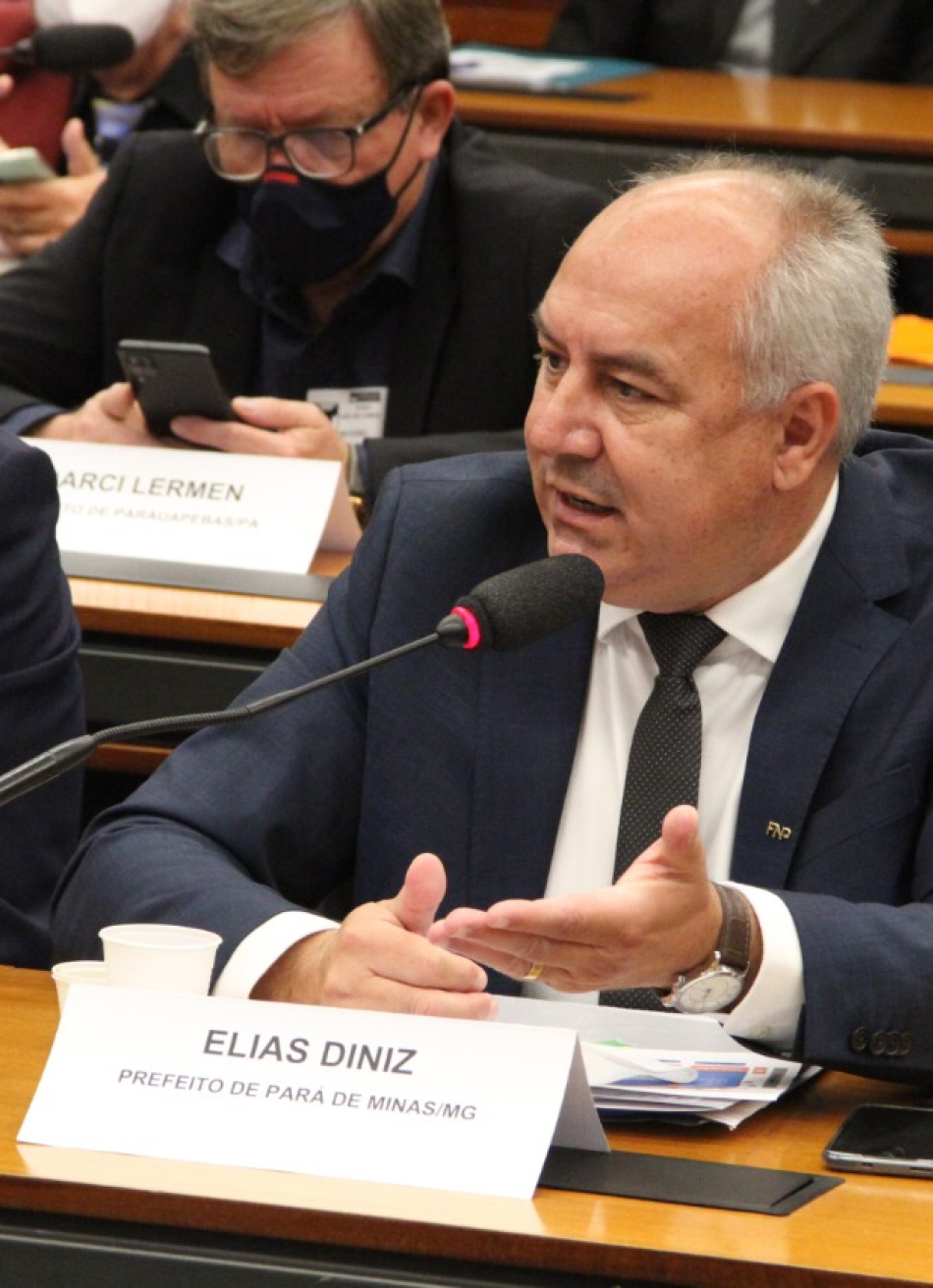Elias Diniz participou em Brasília de discussões sobre assuntos como piso de enfermeiros, PEC 13, transporte público e recursos na educação