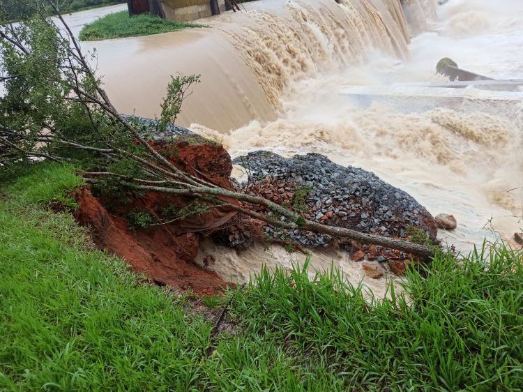 Santanense divulgou nota garantindo que não há danos estruturais que comprometam a barragem de Carioca