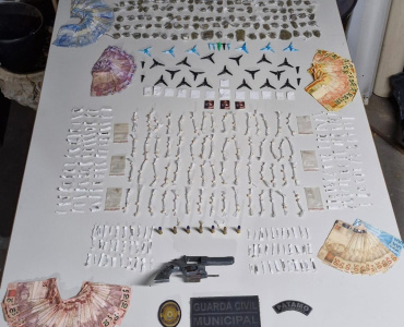 GUARDA CIVIL MUNICIPAL DESMANTELA PONTO DE TRÁFICO E PRENDE HOMEM COM ARMA DE FOGO E GRANDE QUANTIDADE DE DROGAS