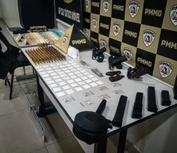 Muitas drogas e armas: Polícia Militar desarticula ponto de tráfico, apreende armas e drogas em Nova Serrana