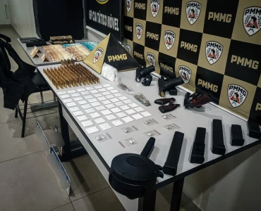 Muitas drogas e armas: Polícia Militar desarticula ponto de tráfico, apreende armas e drogas em Nova Serrana