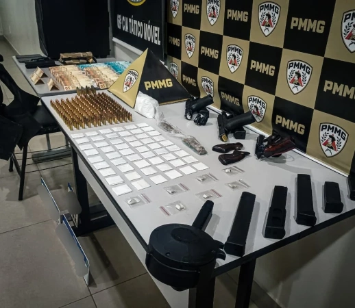 Muitas drogas e armas: Polícia Militar desarticula ponto de tráfico, apreende armas e drogas em Nova Serrana