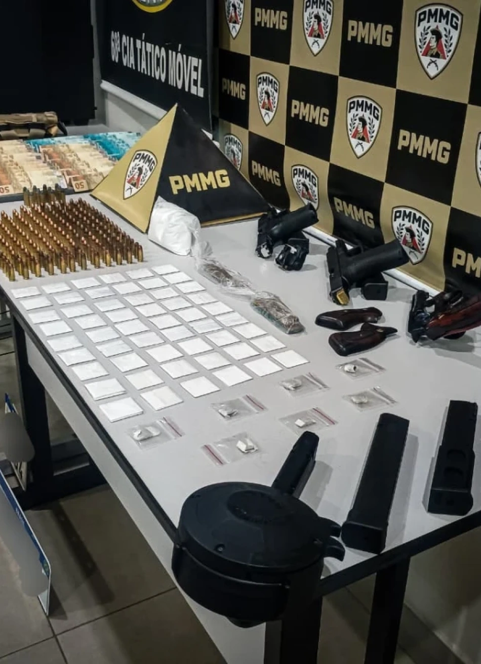 Muitas drogas e armas: Polícia Militar desarticula ponto de tráfico, apreende armas e drogas em Nova Serrana