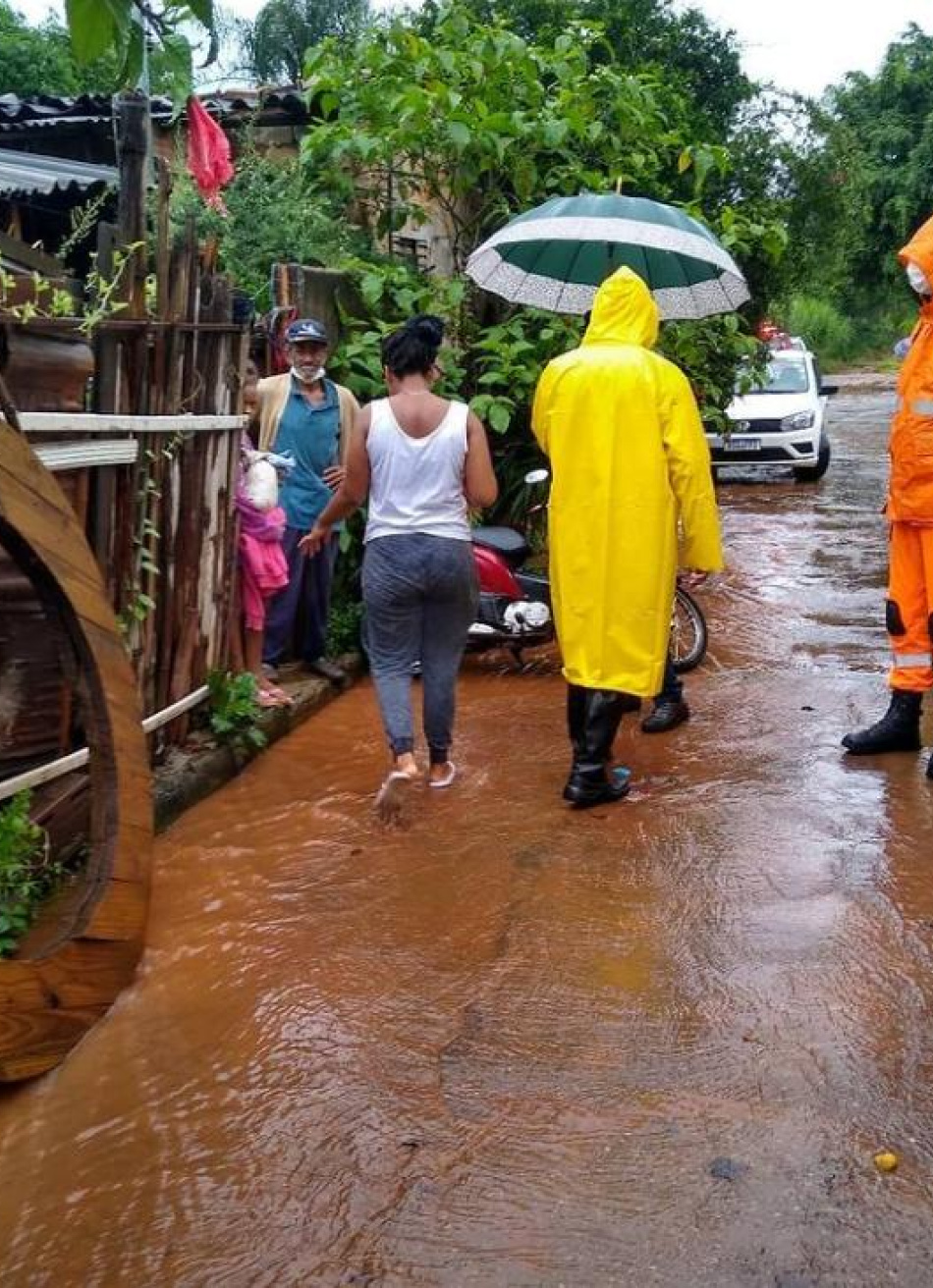 Prefeitura informou que aconselhou família a desocupar casa onde a laje caiu sobre uma senhora de 65 anos no bairro São Cristovão