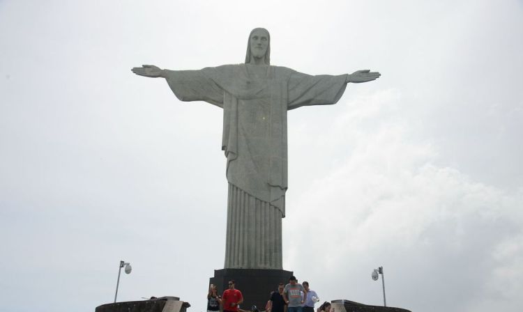 Cristo Redentor será iluminado até esta quarta-feira de vermelho em comemoração ao Dia Nacional do Doador de Sangue