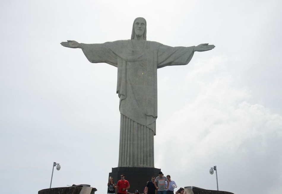 Cristo Redentor será iluminado até esta quarta-feira de vermelho em comemoração ao Dia Nacional do Doador de Sangue