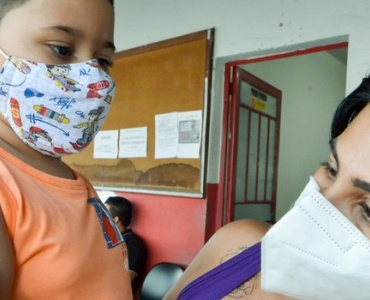 Infectologista pediátrica afirmou que a imunização contra Covid-19 é o único caminho para vencer a pandemia