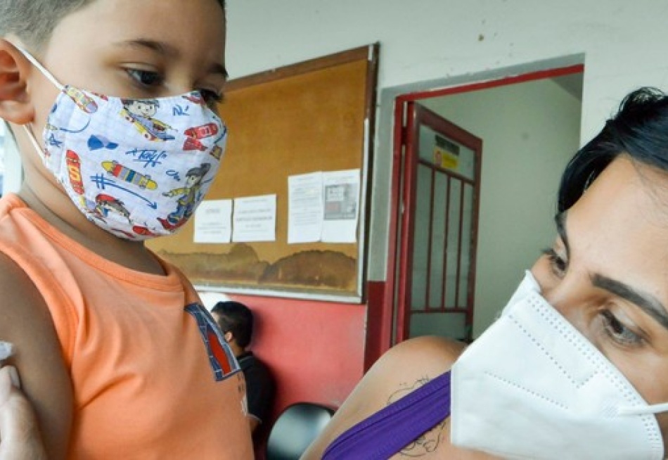 Infectologista pediátrica afirmou que a imunização contra Covid-19 é o único caminho para vencer a pandemia