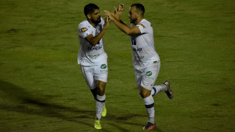 América vence o Figueirense de virada e diminui para dois pontos a diferença para a líder Chapecoense