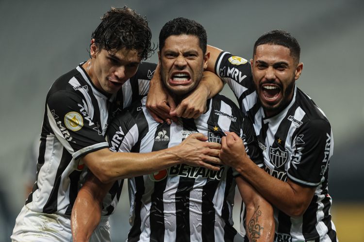 De virada e com dois gols do atacante Hulk, Atlético vence o Corinthians e sobe para o segundo lugar na tabela de classificação do Campeonato Brasileiro