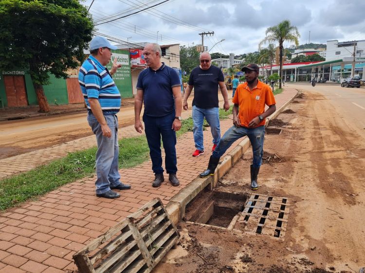 Prefeitura inicia limpeza de vias após fortes chuvas da última segunda-feira em Pará de Minas