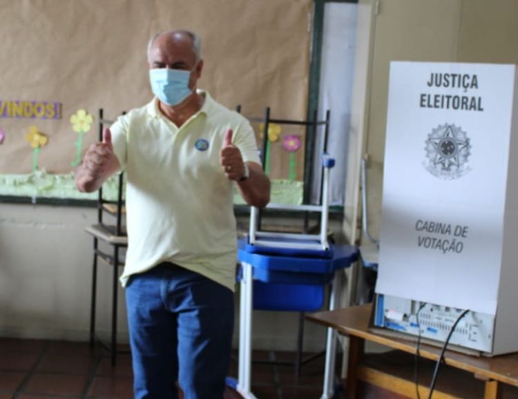 Reeleito prefeito de Pará de Minas, Elias Diniz comemora resultado das urnas