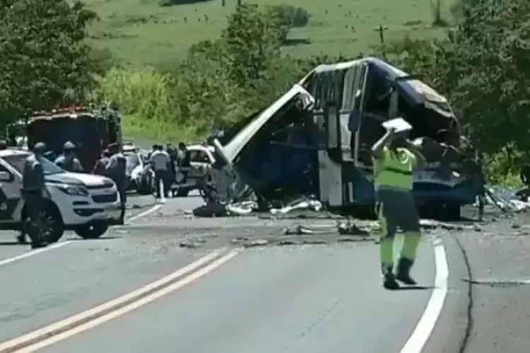 Colisão entre ônibus e caminhão no interior de São Paulo causou a morte de 41 pessoas nesta quarta-feira