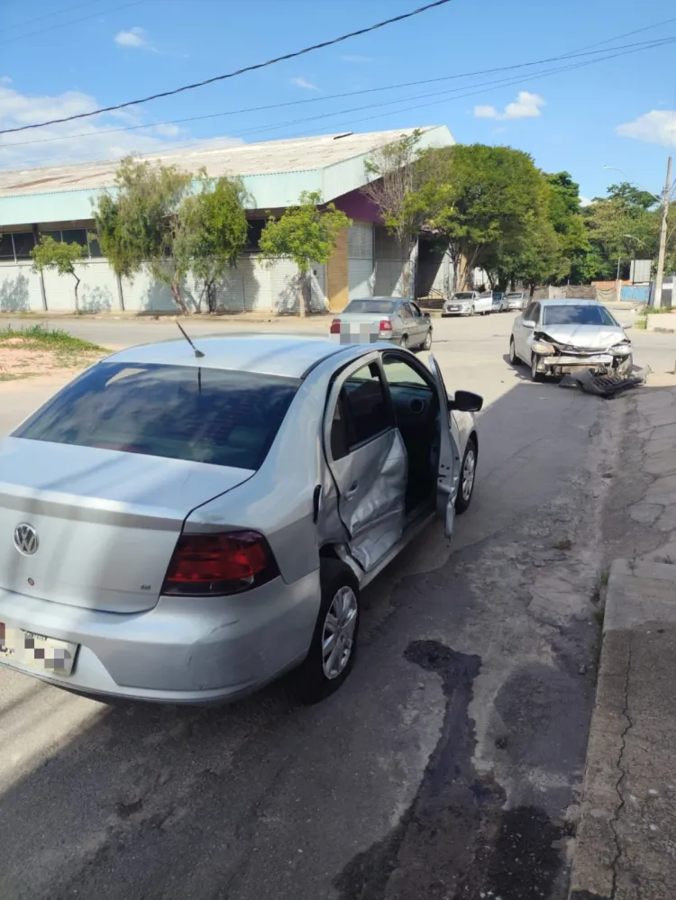 Acidente entre dois veículos é registrado em Divinópolis