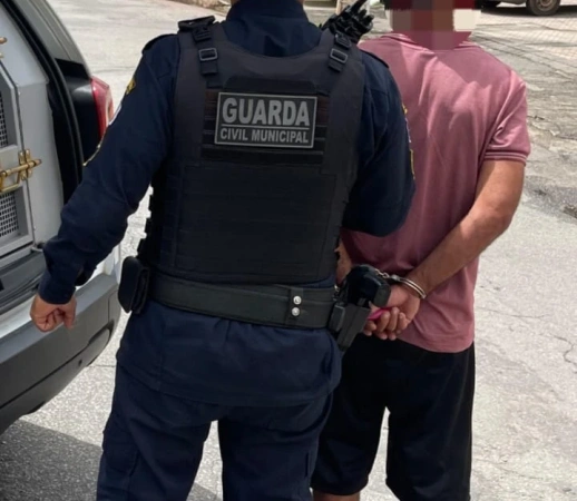 Indivíduo com mandado de prisão por estupro de vulnerável é preso.