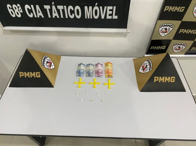 PM prende suspeito por tráfico e apreende crack, dinheiro e celular