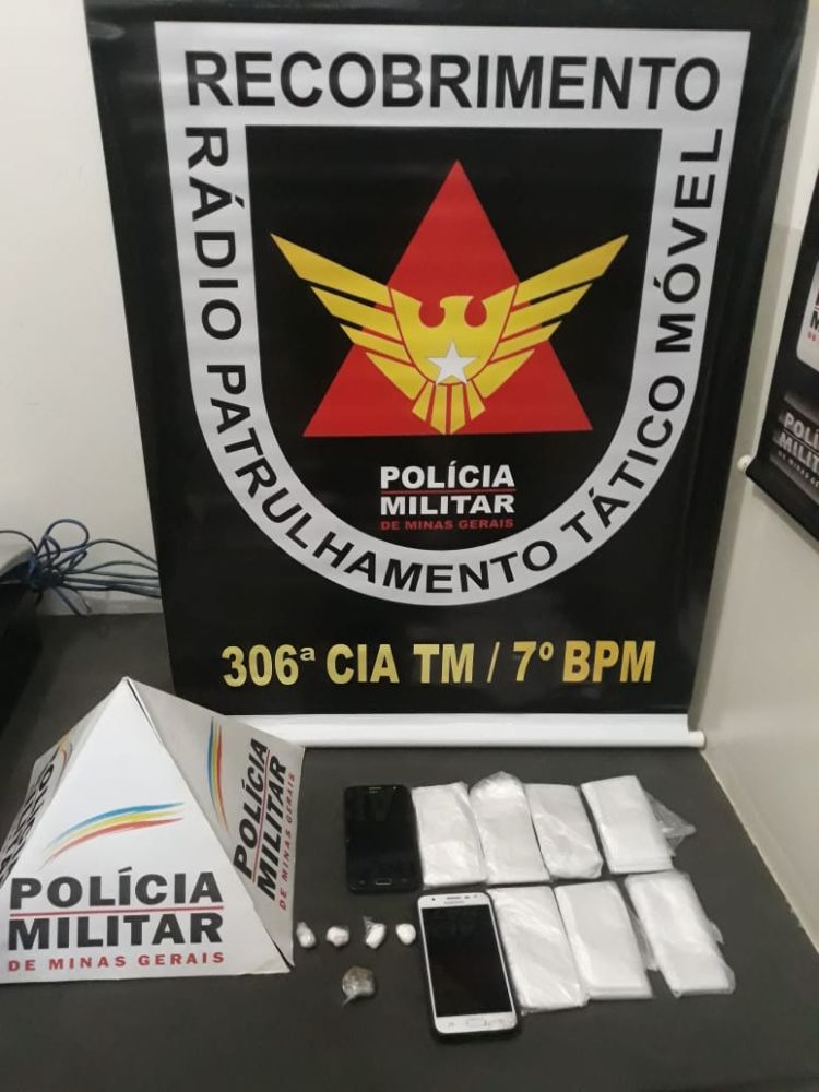 Polícia Militar apreende drogas e cadernos com anotações do tráfico em Bom Despacho