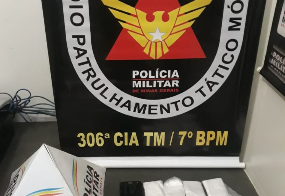 Polícia Militar apreende drogas e cadernos com anotações do tráfico em Bom Despacho