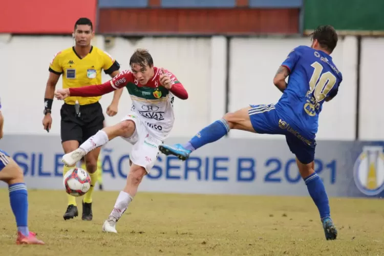 Na estreia de Luxemburgo, Cruzeiro vence o Brusque, de virada, por 2 a 1