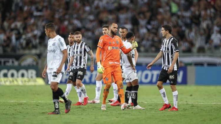 Atlético vence o Santos de virada e mantém vantagem de 11 pontos sobre o Flamengo