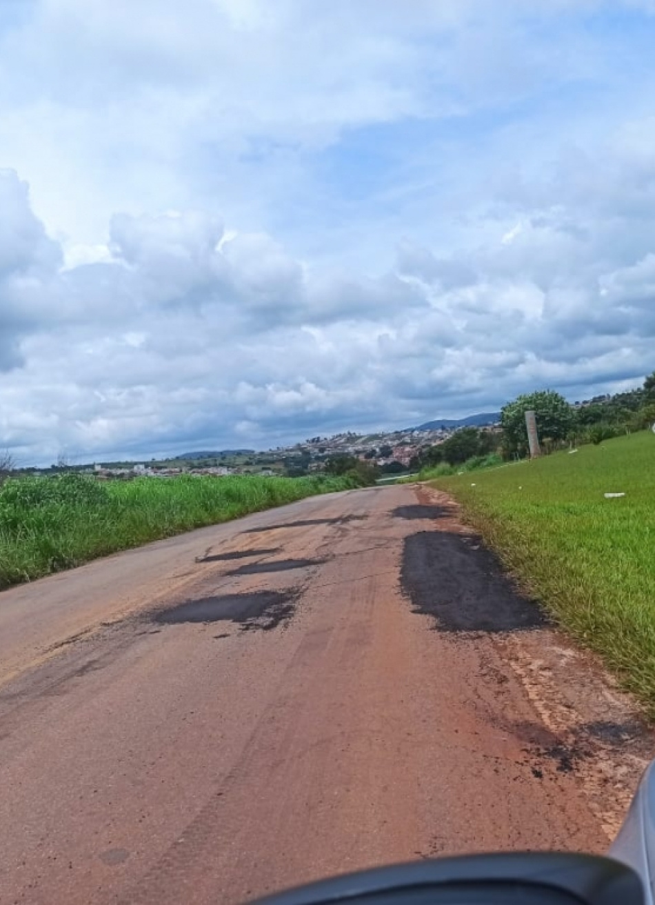 Com a intenção de diminuir os riscos de acidentes na BR 352, DEER conseguiu caminhão de asfalto para tampar os buracos naquela região