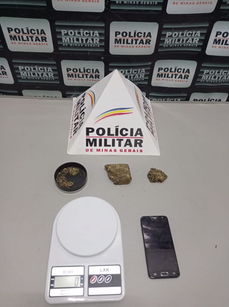 Polícia Militar apreende dois tabletes e um recipiente de maconha no bairro Walter Martins, em Pará de Minas