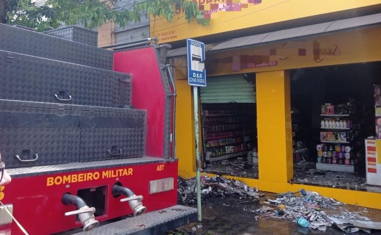 Incêndio em loja de cosméticos no Centro de Divinópolis