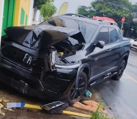 Mulher causa acidente para fugir de agressão em Divinópolis.