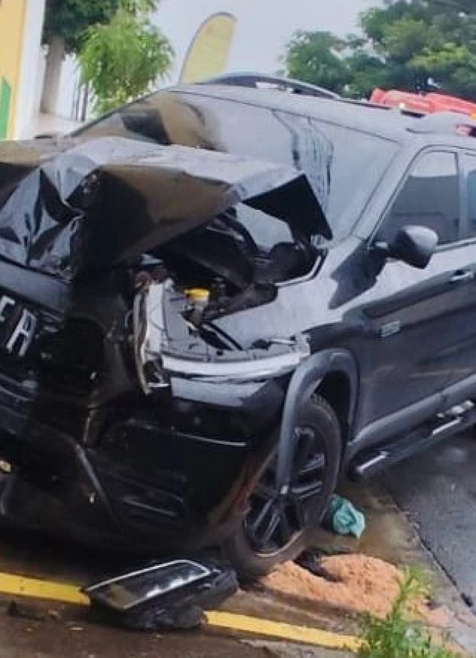 Mulher causa acidente para fugir de agressão em Divinópolis.