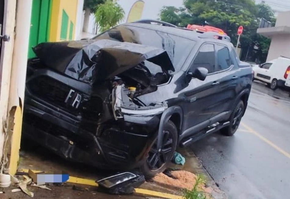 Mulher causa acidente para fugir de agressão em Divinópolis.