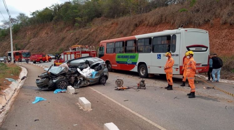 Acidente entre um carro e um ônibus na MG 050, em Juatuba, deixa uma vítima fatal