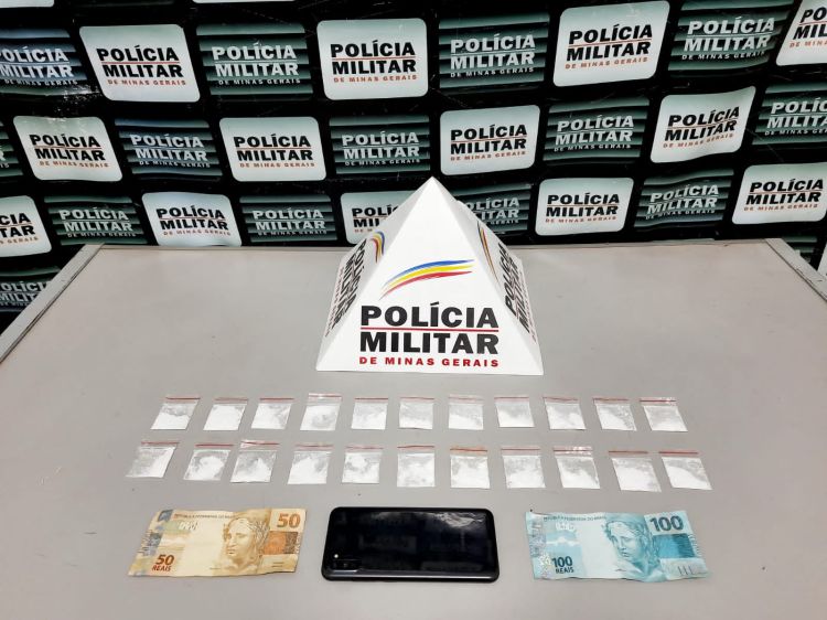 Rapaz é preso no bairro Patafufo com 22 papelotes de cocaína, R$150,00 em dinheiro e um celular