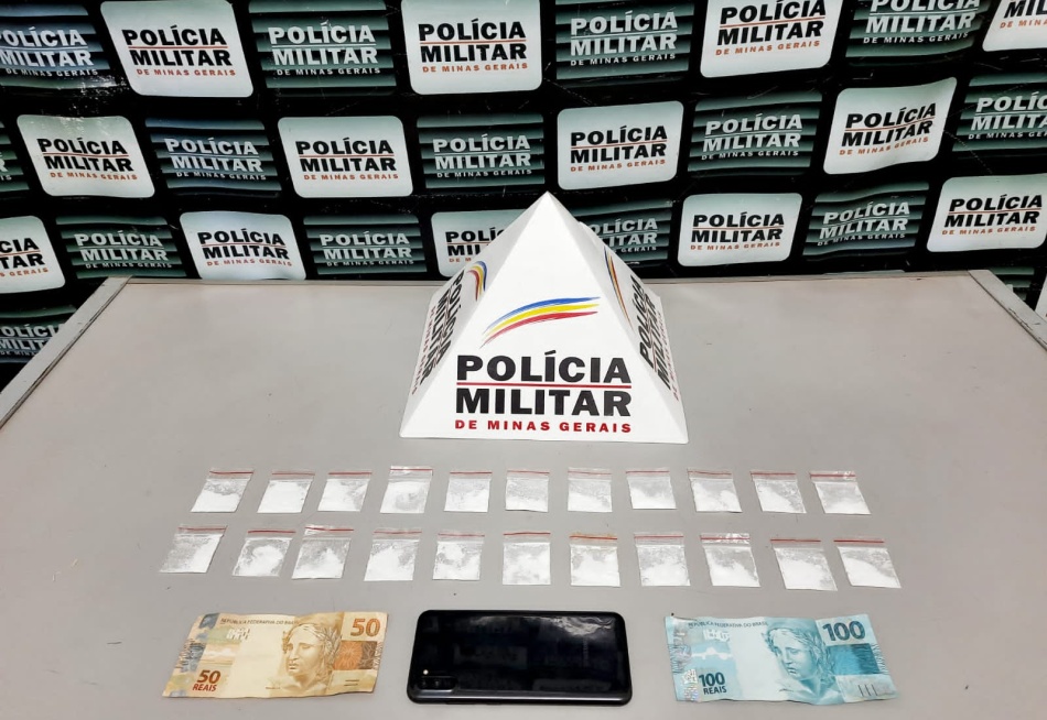 Rapaz é preso no bairro Patafufo com 22 papelotes de cocaína, R$150,00 em dinheiro e um celular