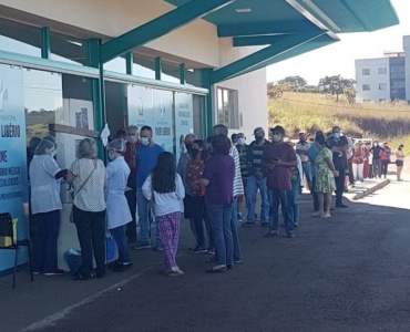Desencontro de informações provoca fila na UPA Padre Libério para a vacinação contra a Covid-19