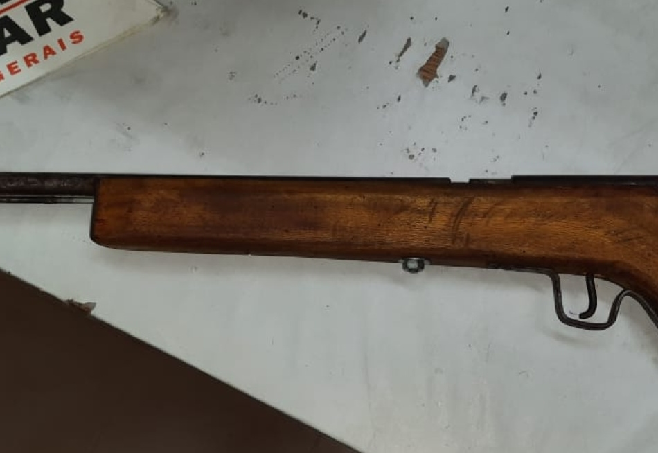 Menores são apreendidos com espingarda de fabricação caseira em Itaúna