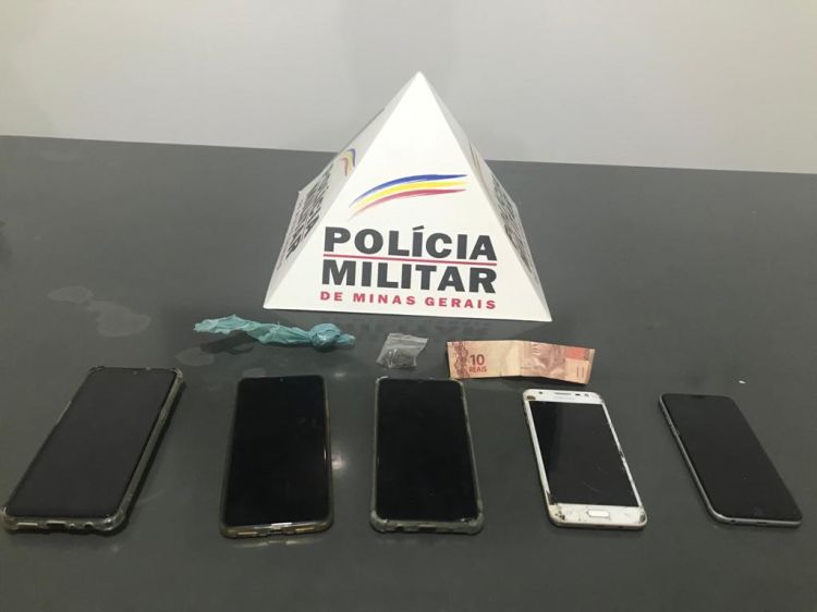 Polícia Militar prendeu seis pessoas e apreendeu um adolescente em Papagaios acusados de posse de drogas, prática de jogo de azar e desacato a autoridade