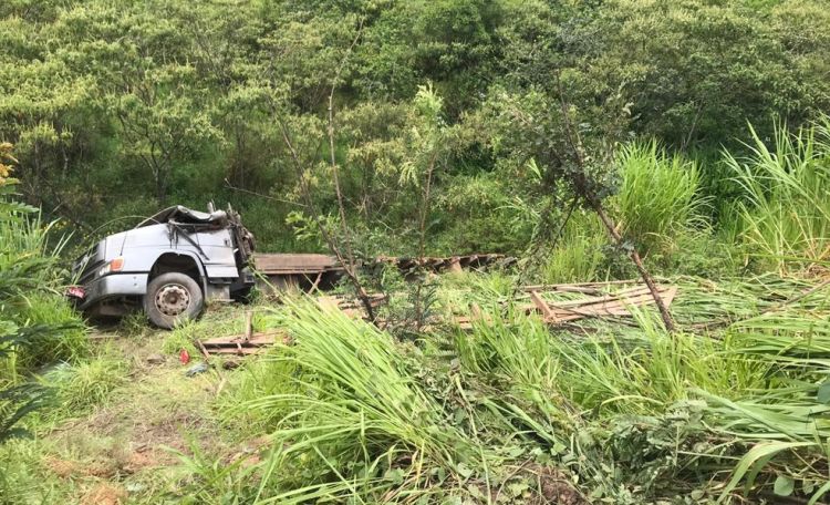 Um homem morreu e outro ficou ferido em um acidente com um caminhão carregado de tijolos na BR -262, em Pará de Minas