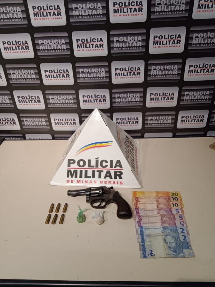 Homem é preso pela Polícia Militar em Divinópolis acusado de tráfico de drogas