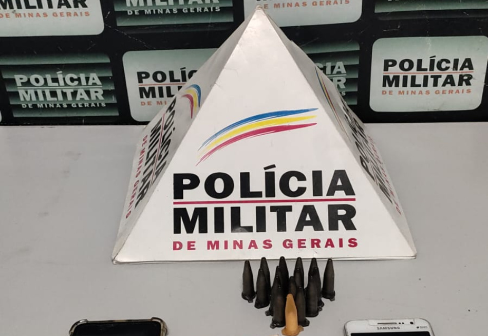 PM prende um suspeito por tráfico de drogas e outro foragido da justiça