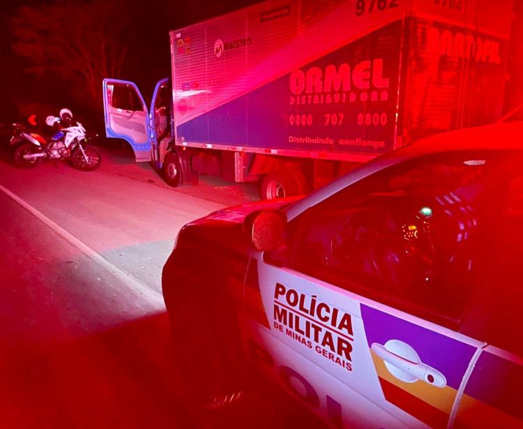 Polícia Militar recupera caminhão roubado em Igaratinga e prende dupla de infratores