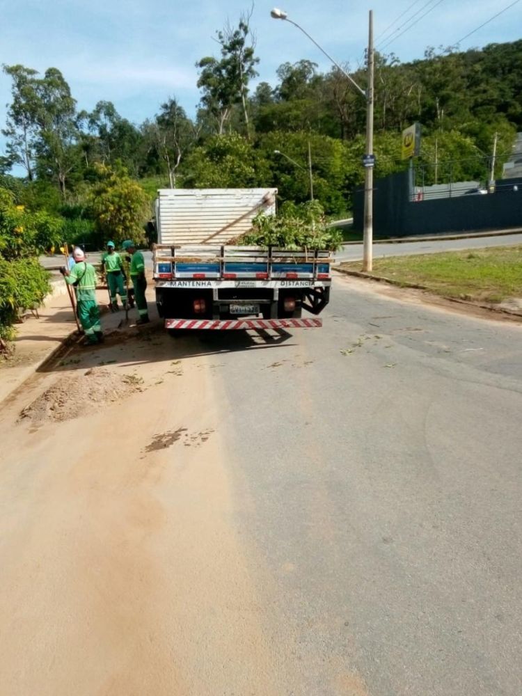 Prefeitura realiza limpeza de bueiros em Pará de Minas