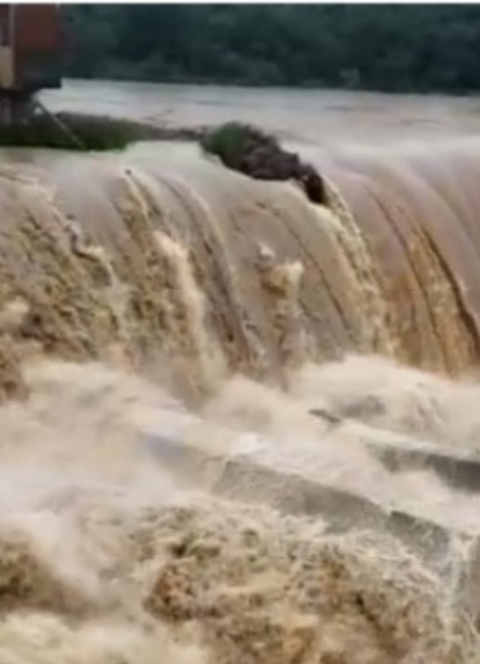 Famílias que moram abaixo da Usina Carioca foram orientadas a deixarem suas casas por causa do risco de rompimento da barragem