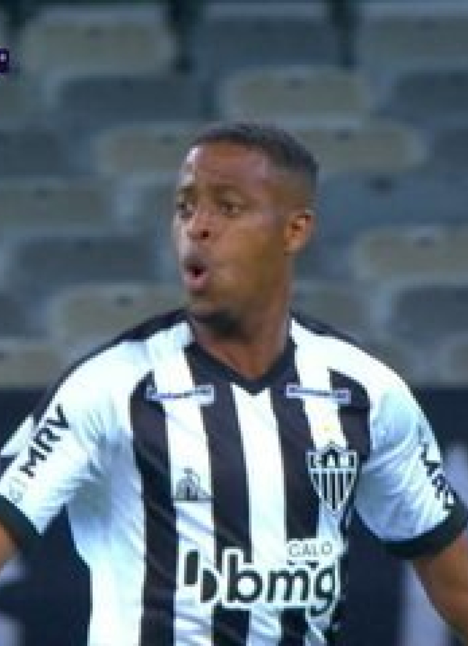 Em uma noite inspirada do atacante Keno, Atlético vence o Grêmio e mantém a liderança do Campeonato Brasileiro