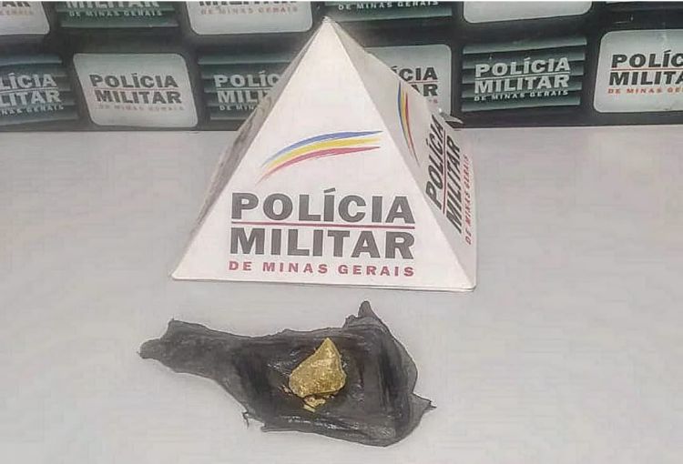 PM prende suspeito por tráfico de drogas com pedra de crack de tamanho considerável, no bairro Vila Maria