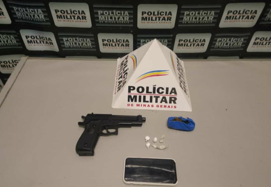 Rapaz suspeito de tráfico de drogas é preso pela Polícia Militar no Mirante do Cristo Redentor