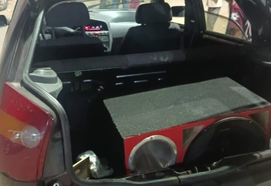 GCM é acionada por perturbação do sossego e remove veículo estacionado de forma irregular no bairro Matinha