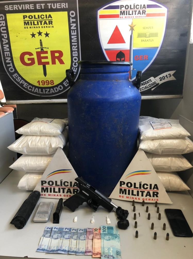 Menor de 16 anos é preso pela Polícia Militar de Divinópolis acusado de fazer o tráfico de drogas no bairro Maria Helena