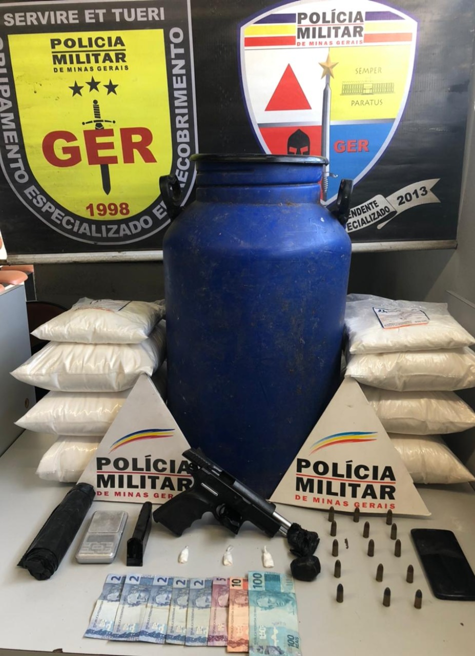 Menor de 16 anos é preso pela Polícia Militar de Divinópolis acusado de fazer o tráfico de drogas no bairro Maria Helena